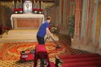 Tepovanie kobercov v kostole