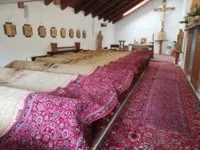 Tepovanie kobercov v kostole